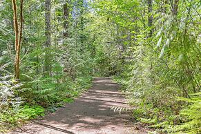 Nature-packed Mckenzie River Retreat w/ Trails!