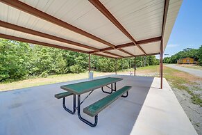 Cabin in Petrified Forest - Modern Mcalester Gem!