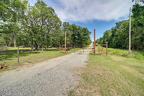 Cabin in Petrified Forest - Modern Mcalester Gem!