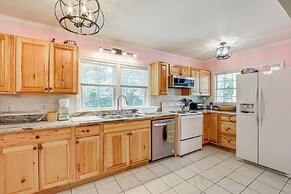 Home 1 Mi to Dtwn Conway: Great for Beach Days!