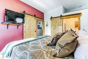 5 Mi to Lake: Secluded Pinedale Retreat w/ Sauna!