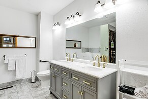 5 Mi to Lake: Secluded Pinedale Retreat w/ Sauna!