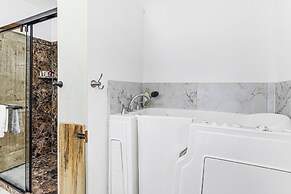 5 Mi to Lake: Secluded Pinedale Retreat w/ Sauna!