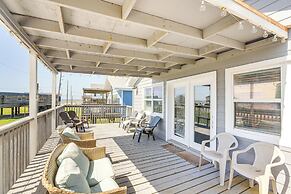 Walk to Beach: Family Getaway By San Luis Pass!