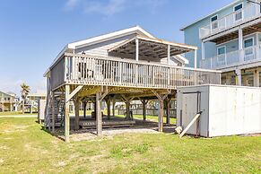 Walk to Beach: Family Getaway By San Luis Pass!