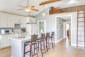 Walk to Beach: Family Getaway By San Luis Pass!