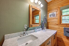 Game Room, Hot Tub & Decks: Scenic Franklin Cabin