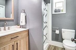 2 Mi to Main Street: Cabin w/ Hot Tub in Monterey!