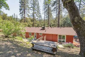 Hike, Boat & More: Cabin w/ Hot Tub in Ahwahnee!