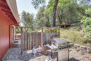 Hike, Boat & More: Cabin w/ Hot Tub in Ahwahnee!