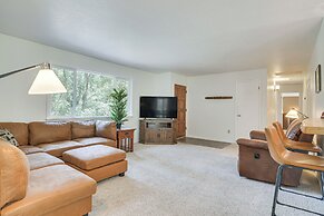 Hike, Boat & More: Cabin w/ Hot Tub in Ahwahnee!