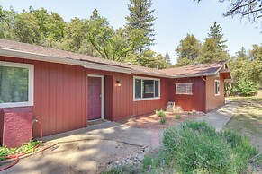 Hike, Boat & More: Cabin w/ Hot Tub in Ahwahnee!