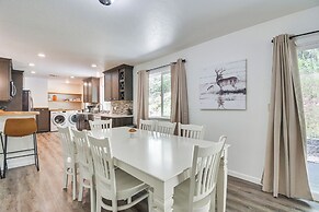 Hike, Boat & More: Cabin w/ Hot Tub in Ahwahnee!