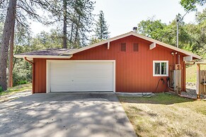 Hike, Boat & More: Cabin w/ Hot Tub in Ahwahnee!