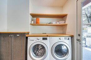 Hike, Boat & More: Cabin w/ Hot Tub in Ahwahnee!