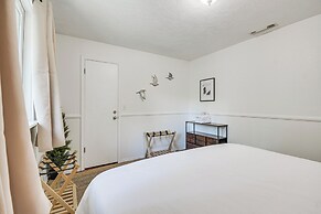 Hike, Boat & More: Cabin w/ Hot Tub in Ahwahnee!