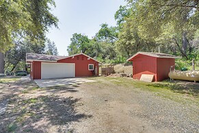 Hike, Boat & More: Cabin w/ Hot Tub in Ahwahnee!