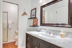 Hike, Boat & More: Cabin w/ Hot Tub in Ahwahnee!