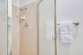 Hike, Boat & More: Cabin w/ Hot Tub in Ahwahnee!