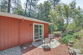 Hike, Boat & More: Cabin w/ Hot Tub in Ahwahnee!