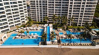 Gorgeous 1BR Condo With Pools Sea Views