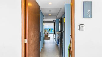 Gorgeous 1BR Condo With Pools Sea Views