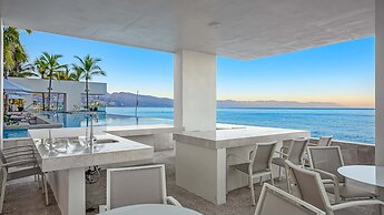 Gorgeous 1BR Condo With Pools Sea Views
