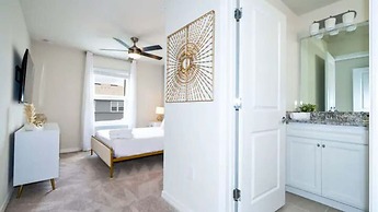Modern 5BR Townhouse w Private Pool Near Disney