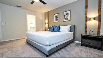 Modern 5BR Townhouse w Private Pool Near Disney