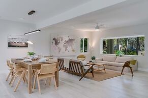 Sunshine Edit- Contemporary Yard and Near Beach