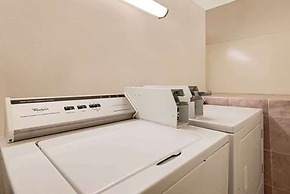 Hillside Inn & Suite
