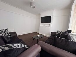 City Centre-4 Br-sleeps 7-garden-free Parking