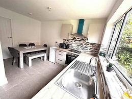 City Centre-4 Br-sleeps 7-garden-free Parking