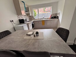 City Centre-4 Br-sleeps 7-garden-free Parking