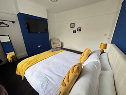 City Centre-4 Br-sleeps 7-garden-free Parking