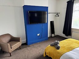 City Centre-4 Br-sleeps 7-garden-free Parking