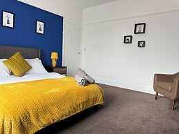 City Centre-4 Br-sleeps 7-garden-free Parking