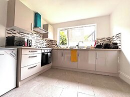 City Centre-4 Br-sleeps 7-garden-free Parking
