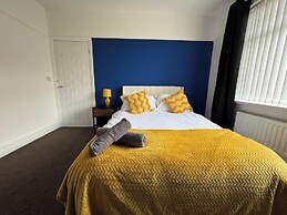 City Centre-4 Br-sleeps 7-garden-free Parking