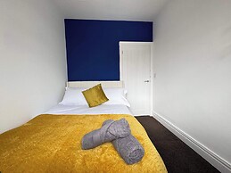 City Centre-4 Br-sleeps 7-garden-free Parking