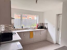 City Centre-4 Br-sleeps 7-garden-free Parking
