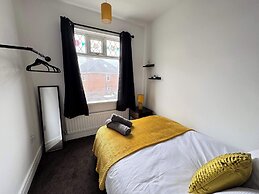 City Centre-4 Br-sleeps 7-garden-free Parking