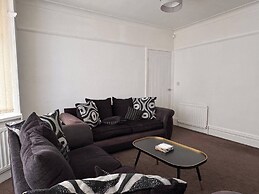 City Centre-4 Br-sleeps 7-garden-free Parking