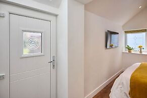 Host Stay Garden Studio