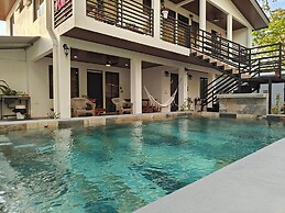 AJ House & Suites