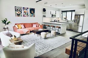 Modern Designer Townhouse/Private Rooftop