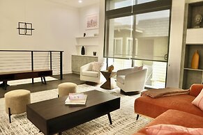 Modern Designer Townhouse/Private Rooftop