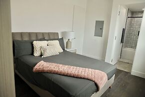 Modern Designer Townhouse/Private Rooftop