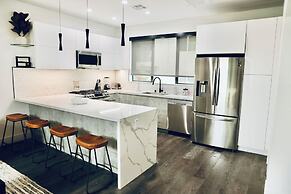 Modern Designer Townhouse/Private Rooftop