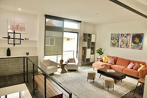 Modern Designer Townhouse/Private Rooftop